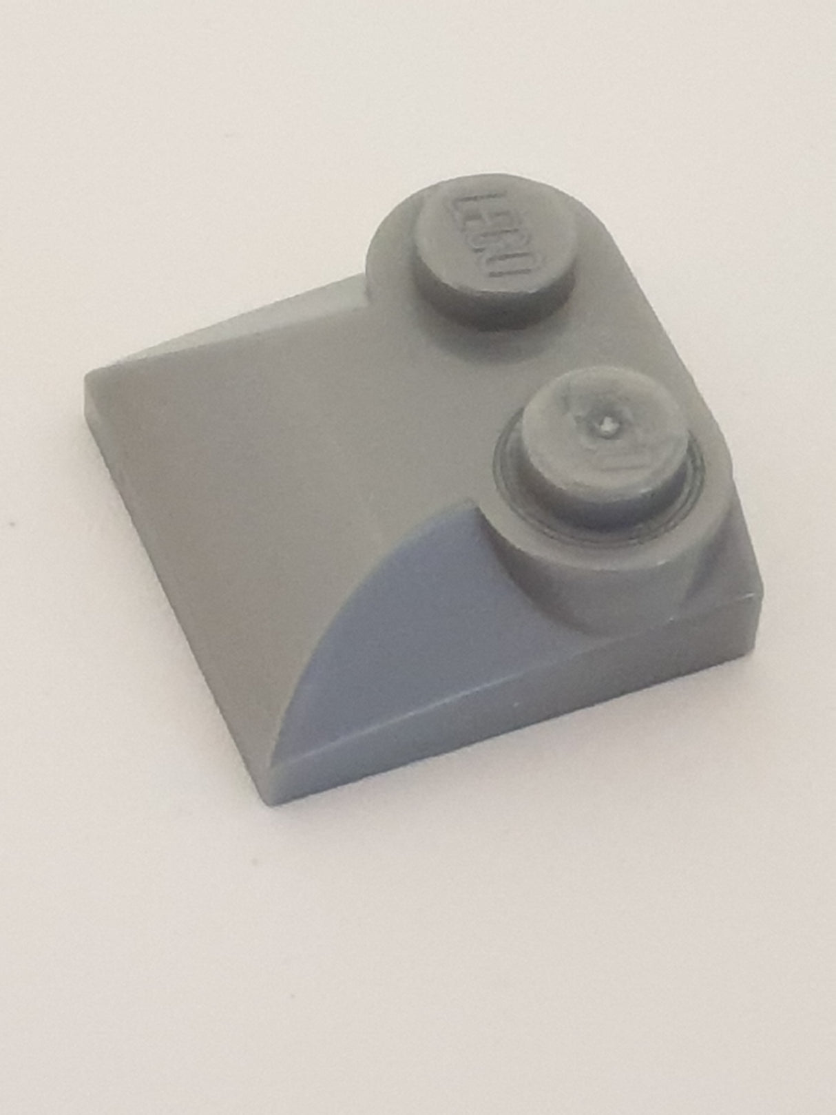 2x2x2/3 modifizierter Stein zwei Noppen, gekrümmt pearl light gray pearlsilber