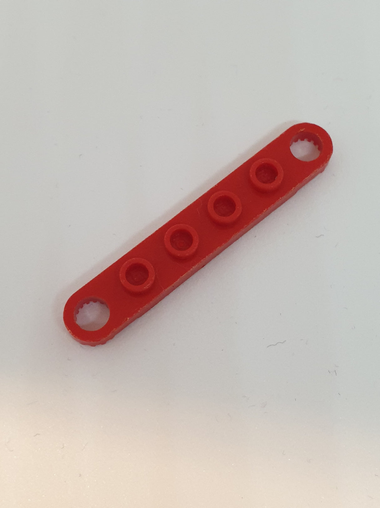 1x6 Technik Platte mit gezahnten Enden rot