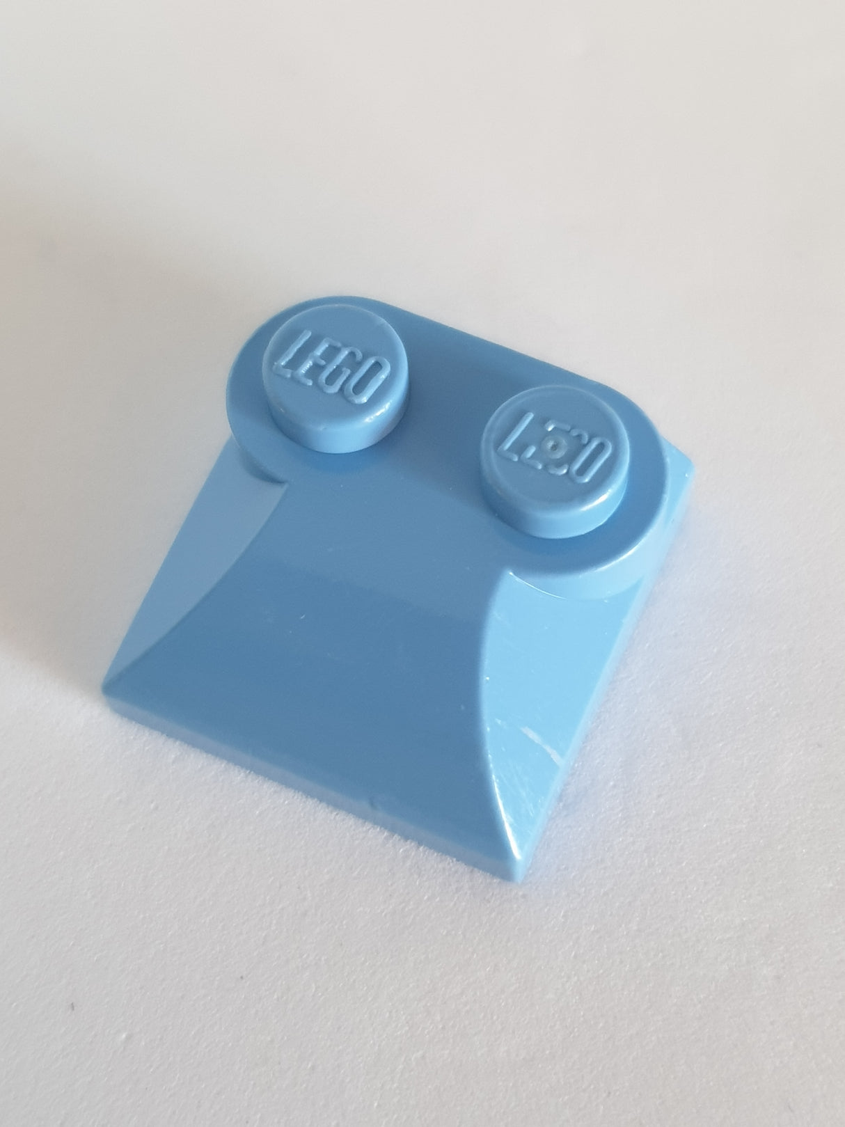 2x2x2/3 modifizierter Stein zwei Noppen, gekrümmt mittelblau