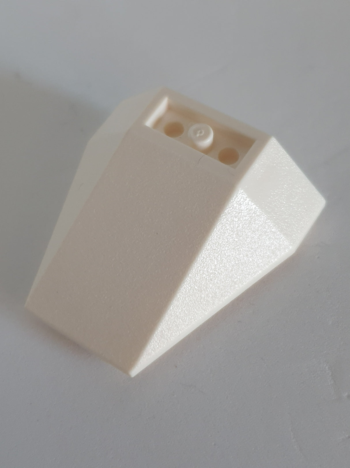 4x4 Keilstein invertiert 18° mit Verbindung zwischen 4 Noppen, weiß white