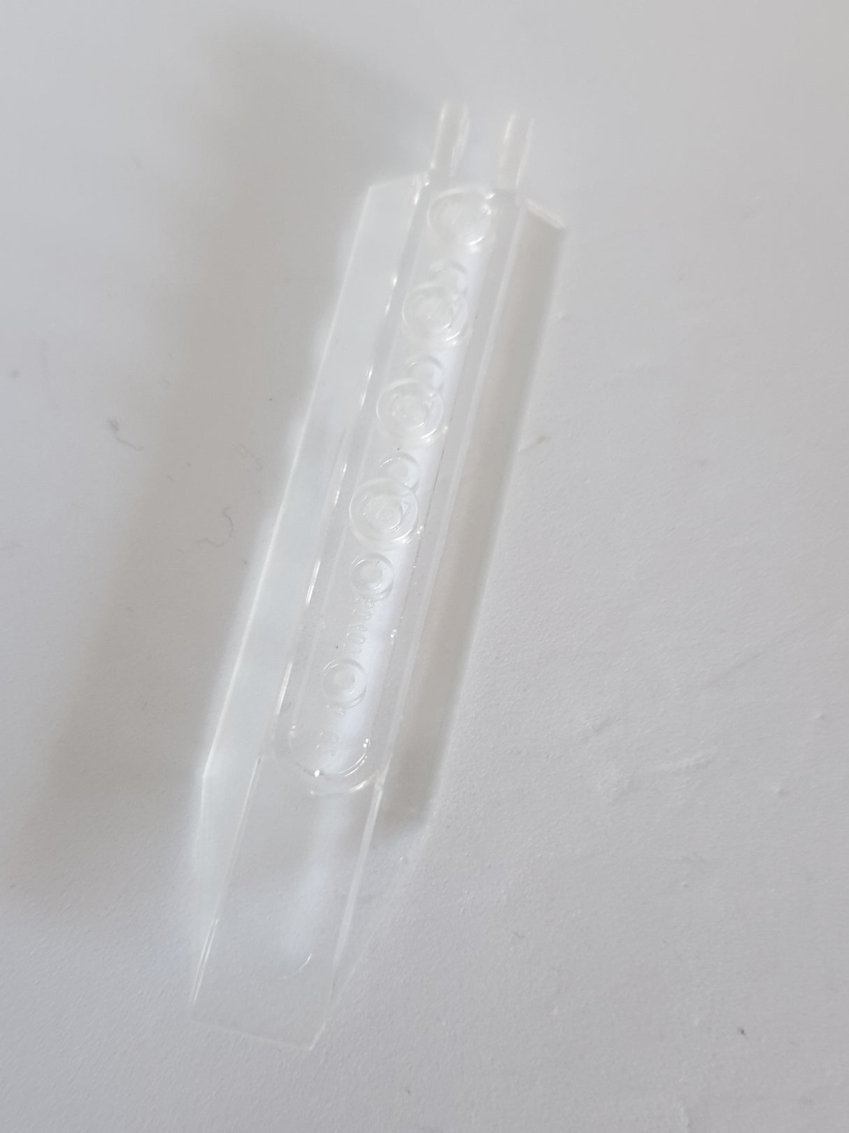 1x8 Scharnierplatte mit abgewinkelten Seitenverlängerungen, abgerundete Platte Unterseite transparent weiß trans clear