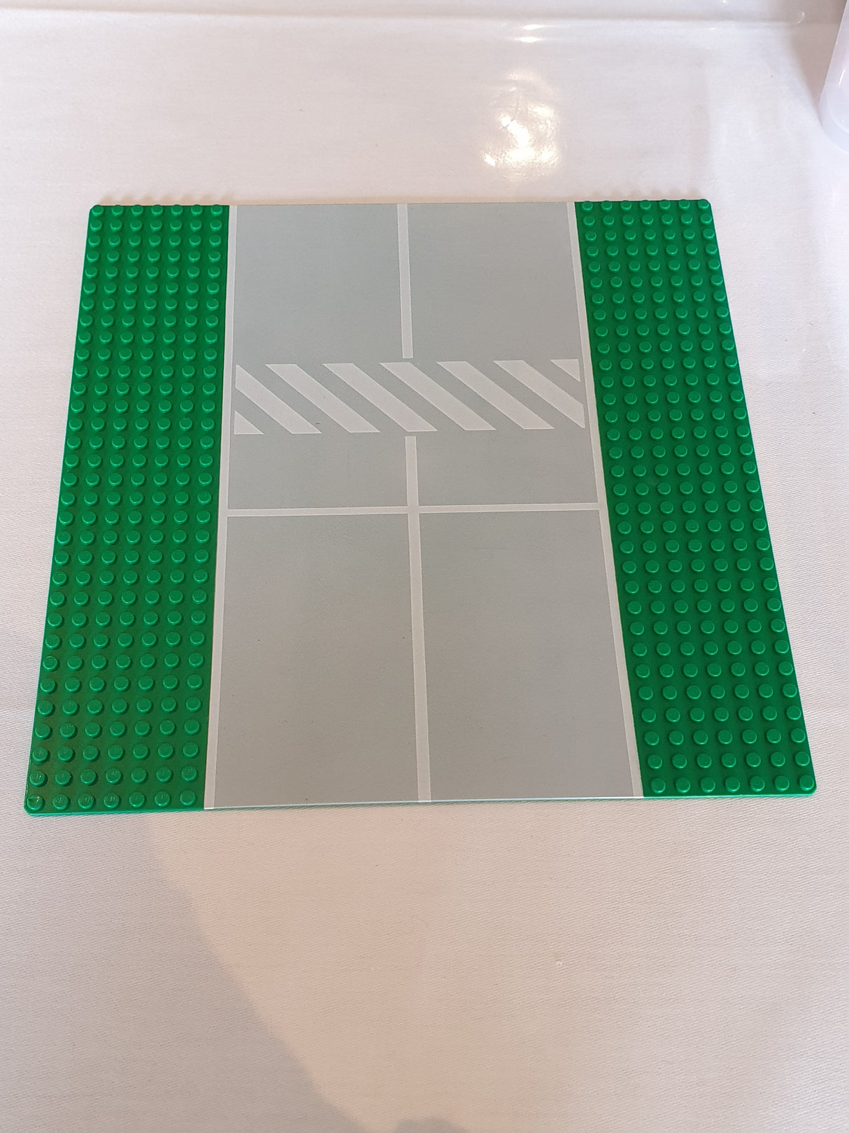 32x32 Grundplatte Strasse gerade mit Fußgängerüberquerung grün