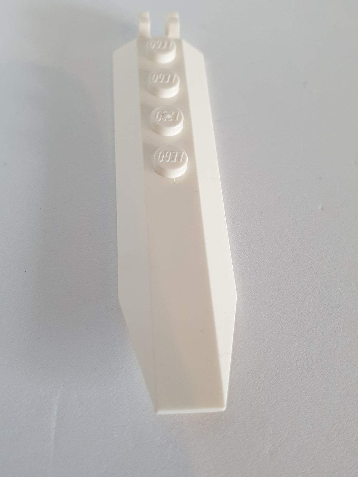 1x8 Scharnierplatte mit abgewinkelten Seitenverlängerungen, abgerundete Platte Unterseite weiß white