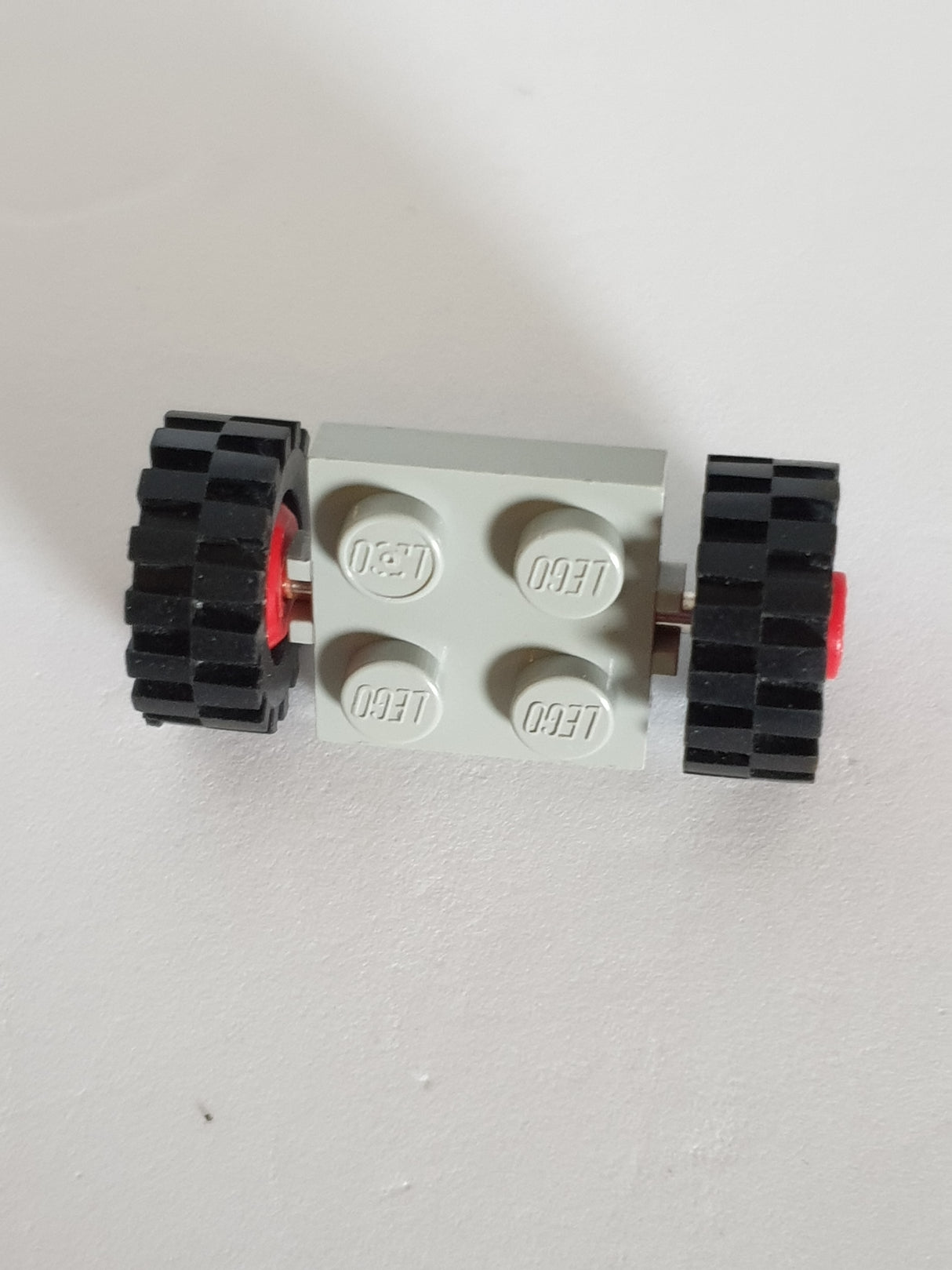 2x2 modifizierte Platte mit Felgen rot und Cross Reifen althellgrau light gray