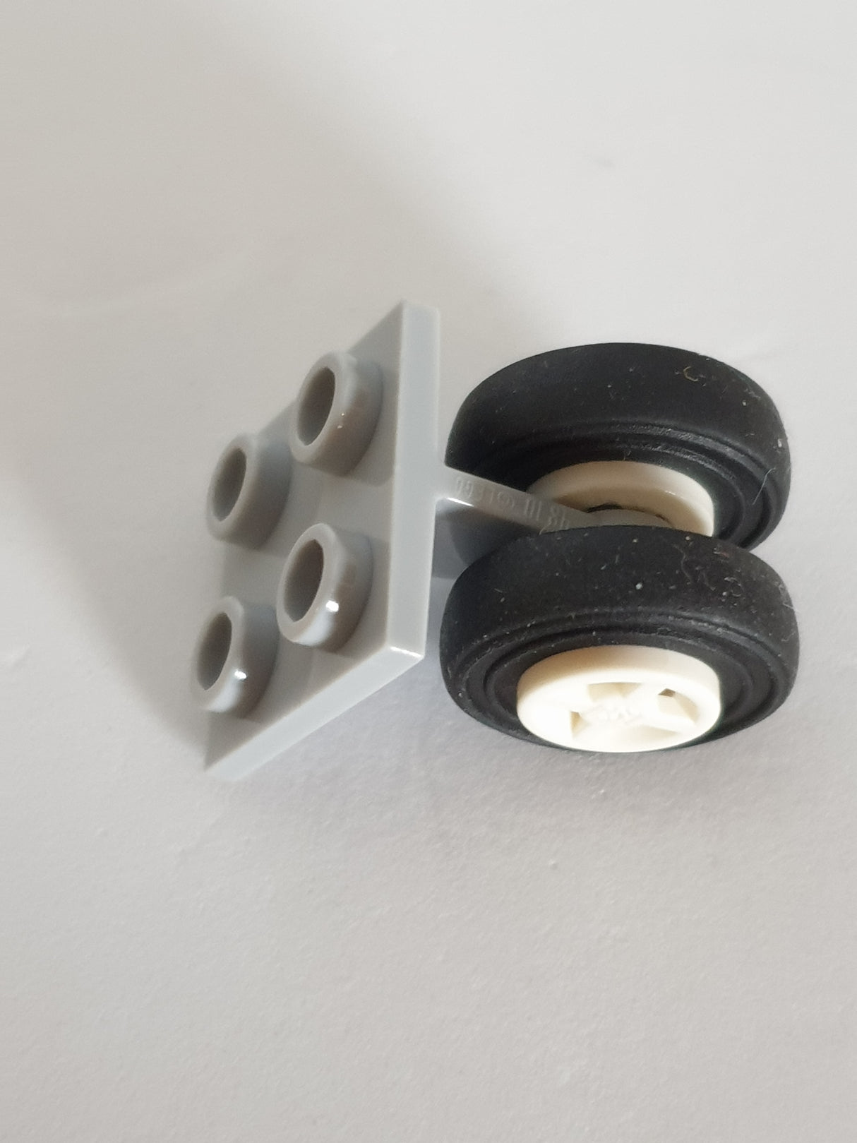 2x2 Flugzeug Radachse mit Felgen weiß, Reifen doppelt neuhellgrau