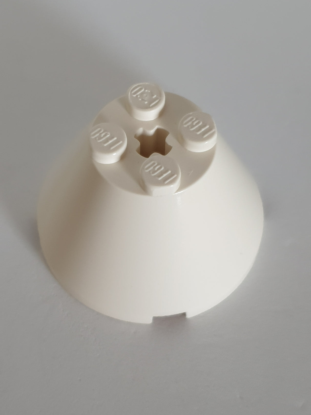 4x4x2 Kegel Konus mit Kreuzloch weiß white