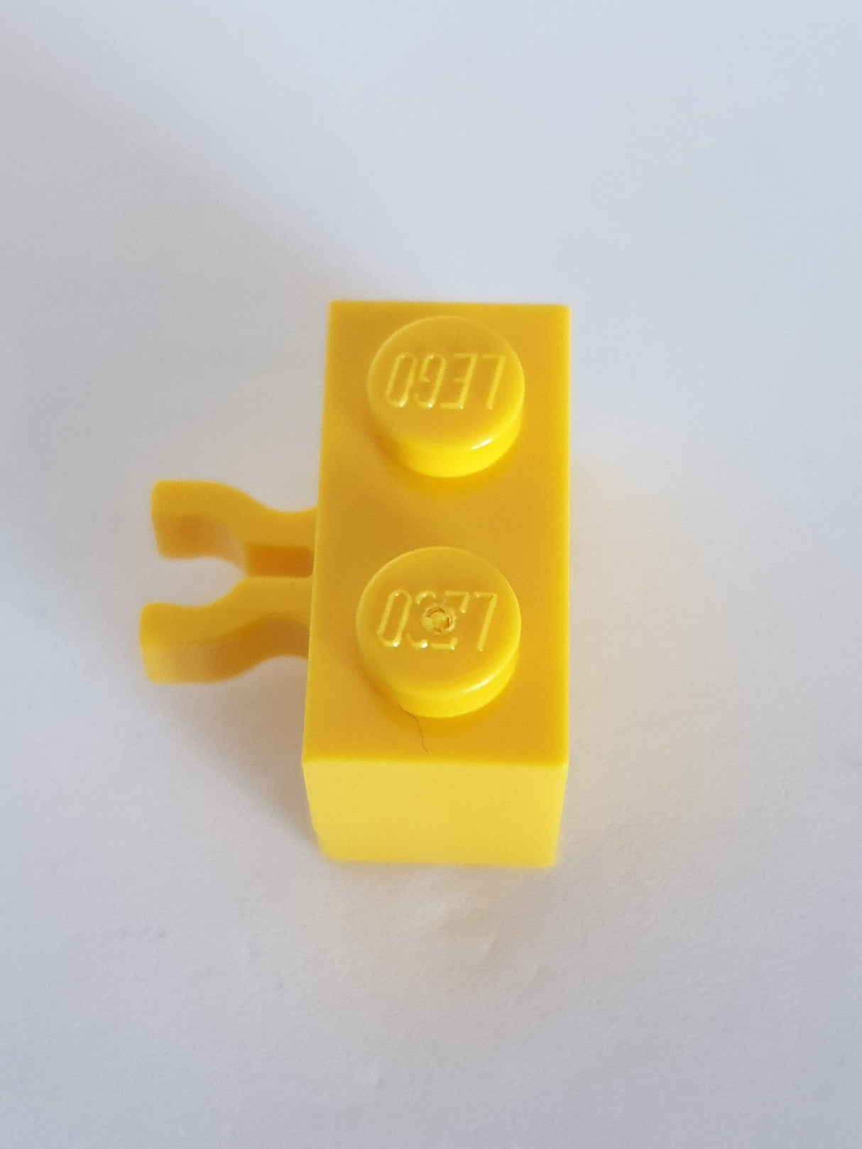 1x2 modifizierter Stein mit O-Clip vertikal gelb