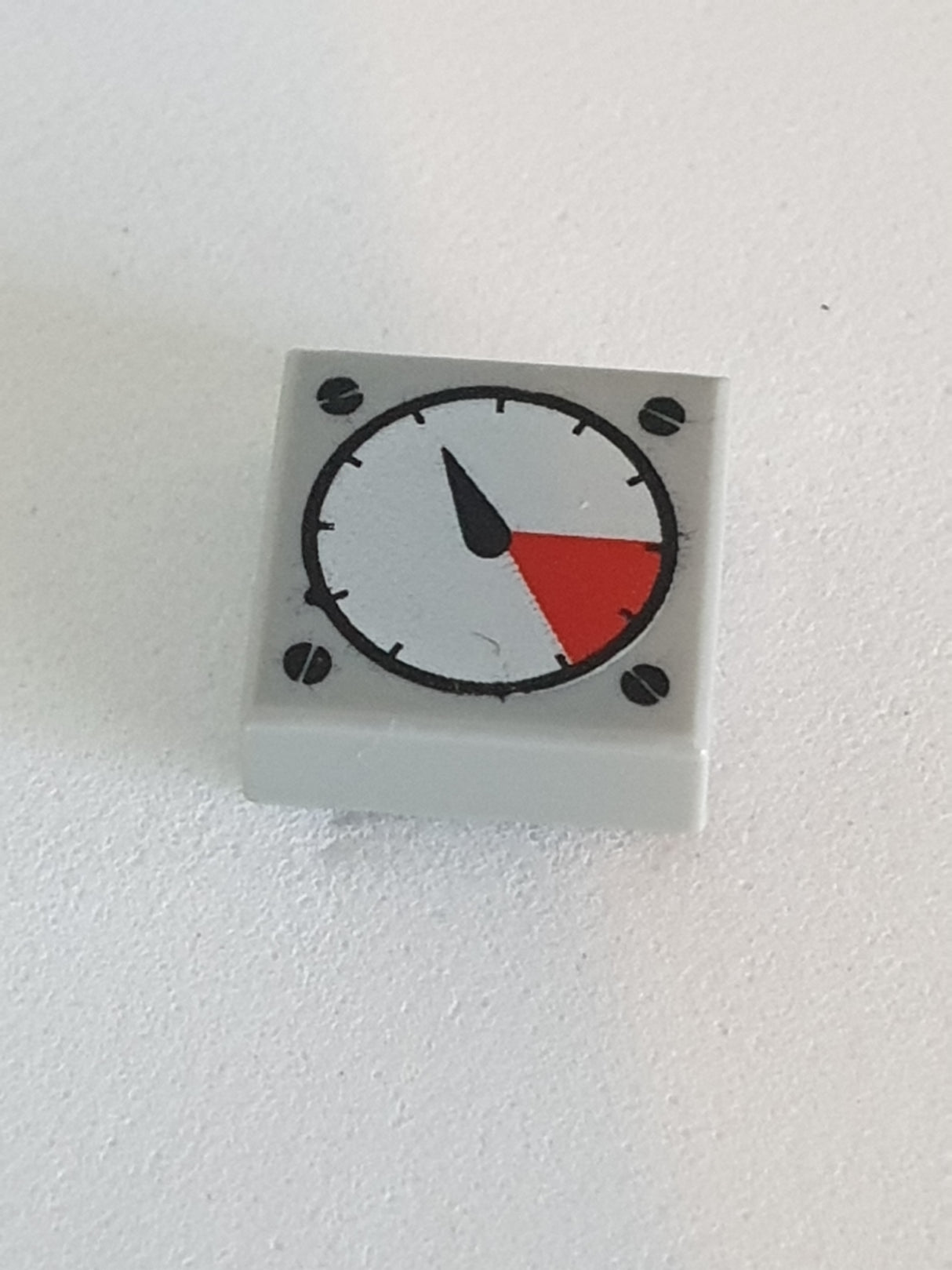 1x1 Fliese bedruckt mit weiß rotem Tacho neuhellgrau