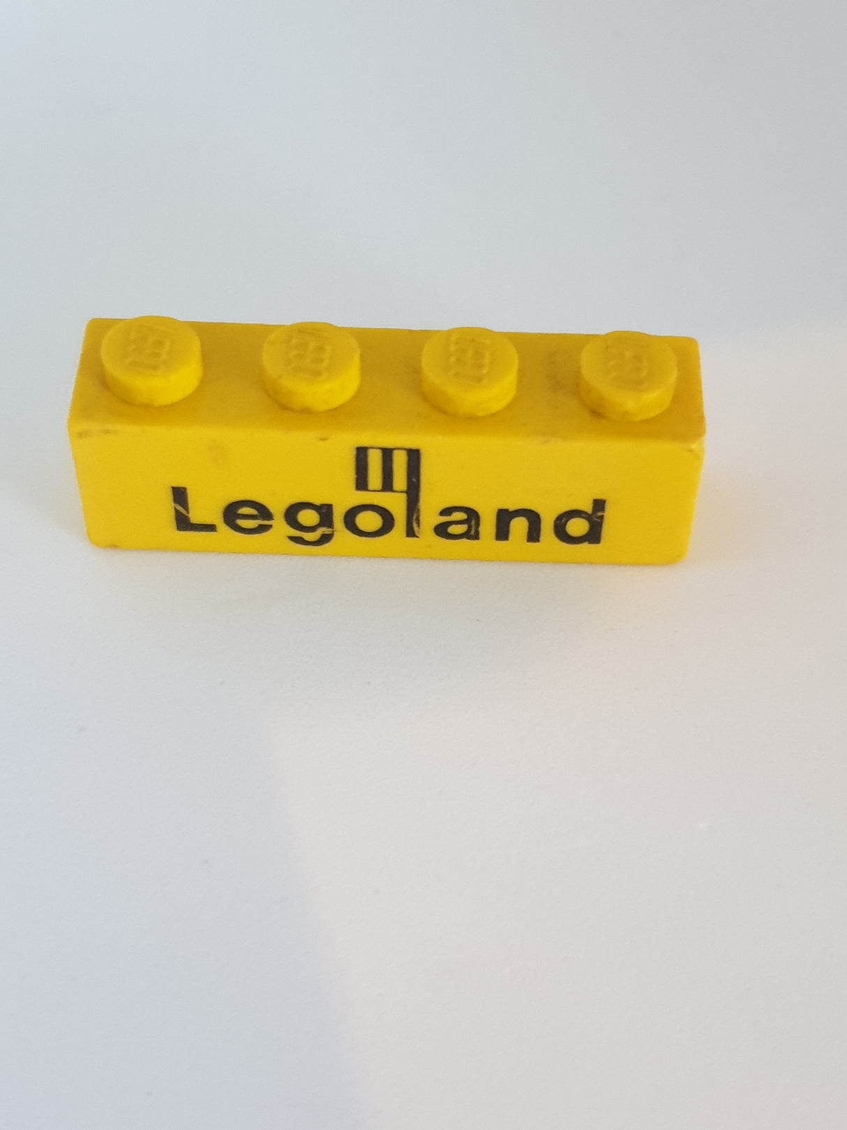 1x4 Stein bedruckt mit Legoland Schriftzug gelb