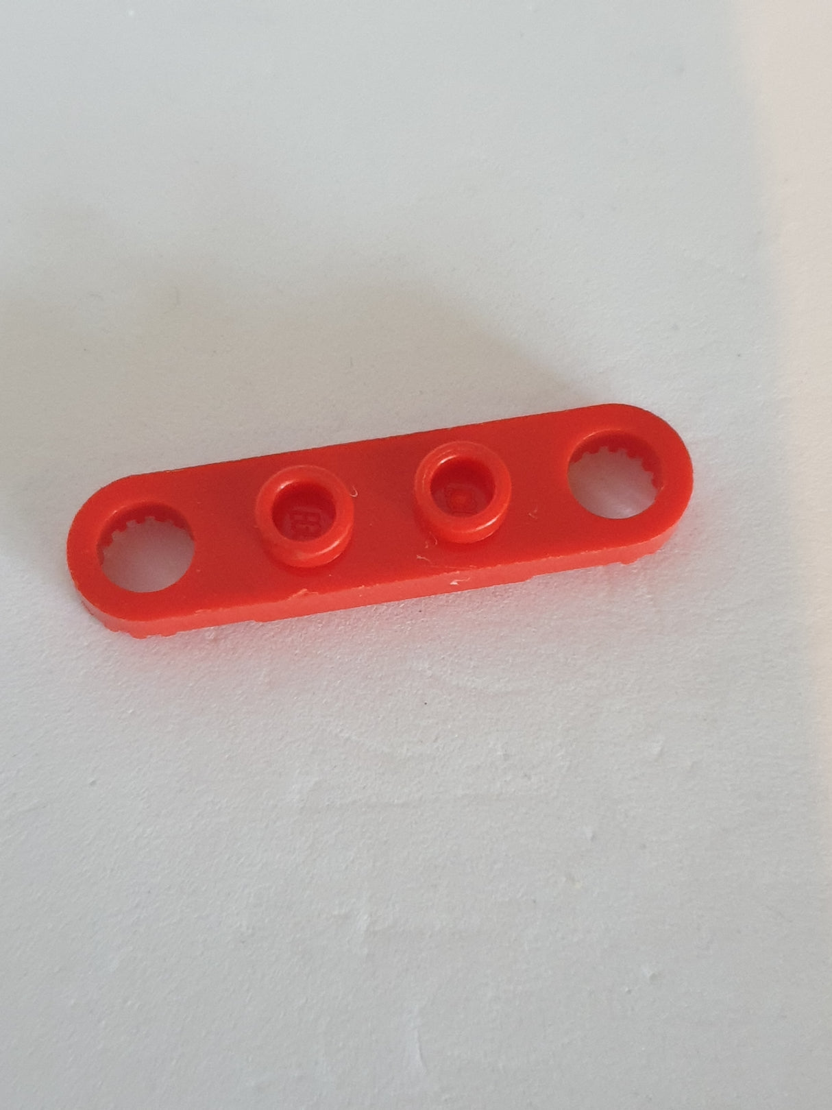 1x4 Technik Platte mit gezahnten Enden rot