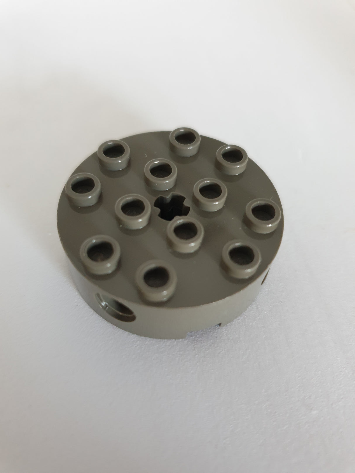 4x4 Technik Rundstein mit 4 Pinlöchern und Kreuzloch altdunkelgrau dark gray