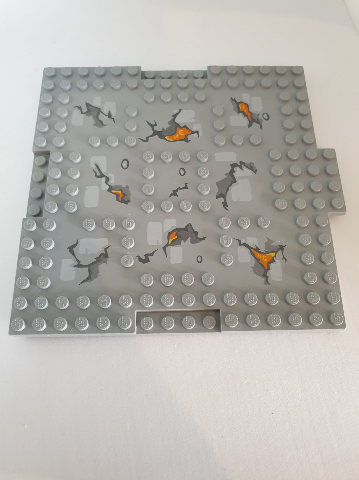 16x16x2/3 modifizierte Platte bedruckt, mit Ausschnitten neuhellgrau