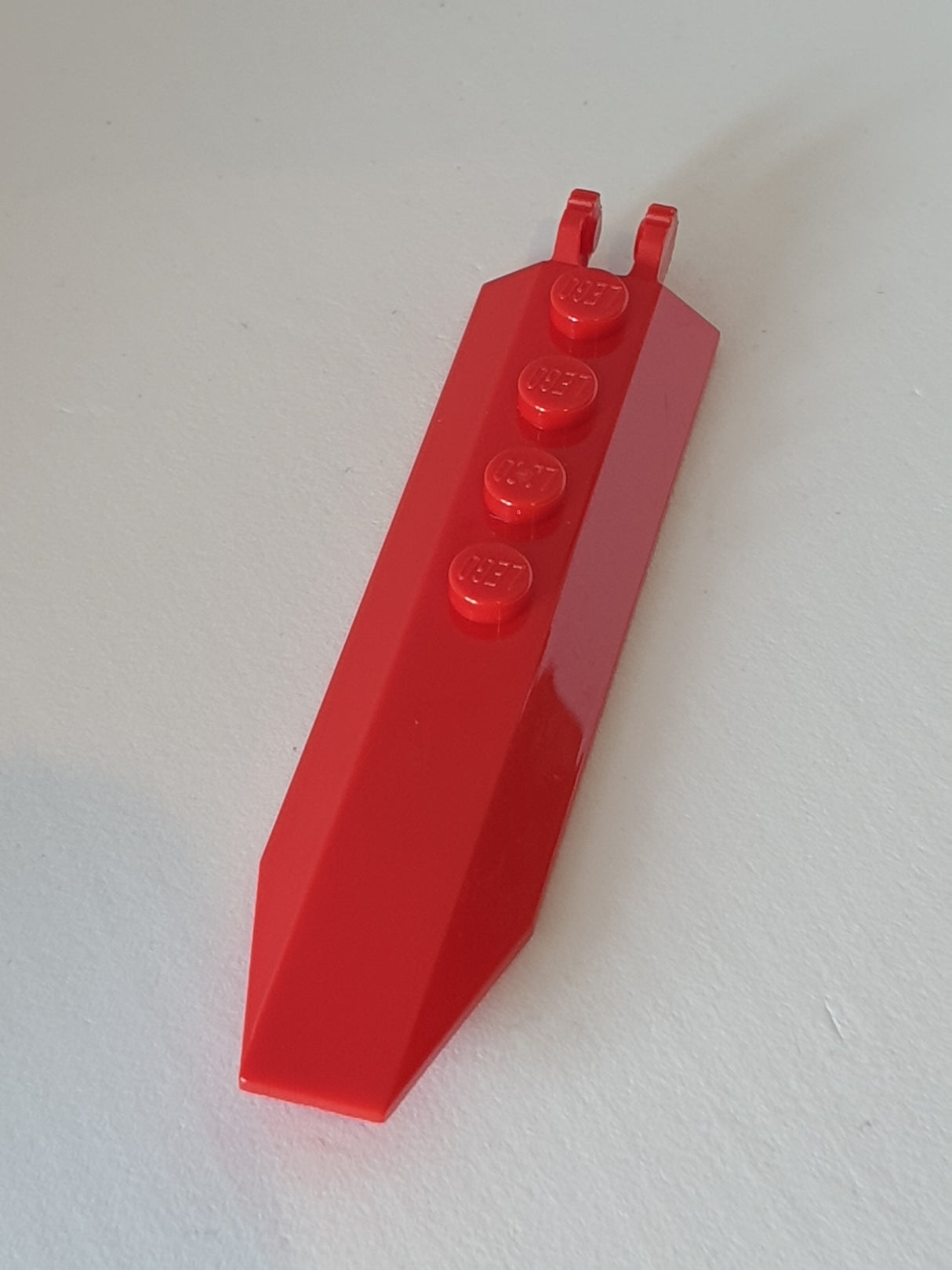 1x8 Scharnierplatte mit abgewinkelten Seitenverlängerungen, abgerundete Platte Unterseite rot