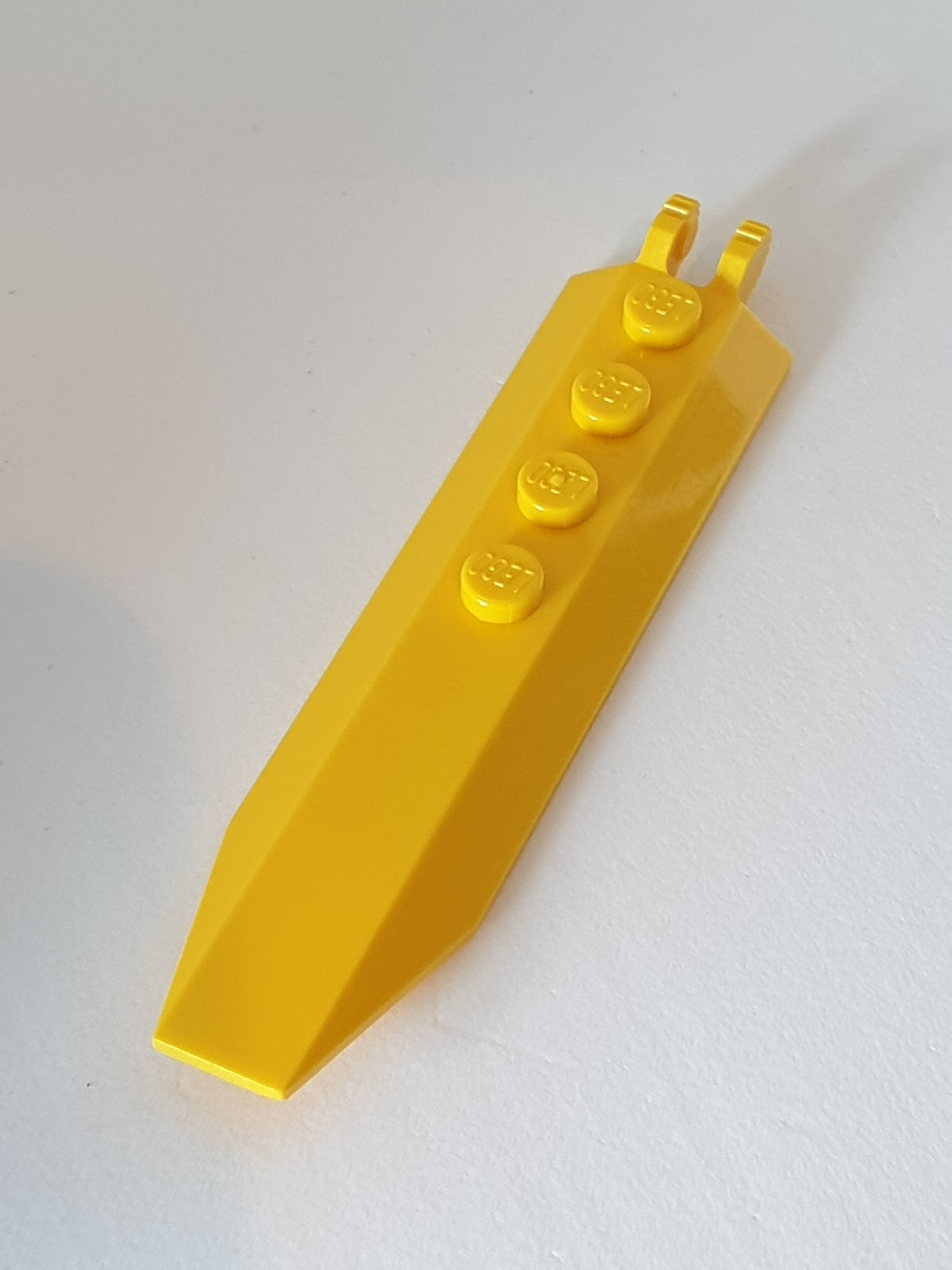 1x8 Scharnierplatte mit abgewinkelten Seitenverlängerungen, abgerundete Platte Unterseite gelb