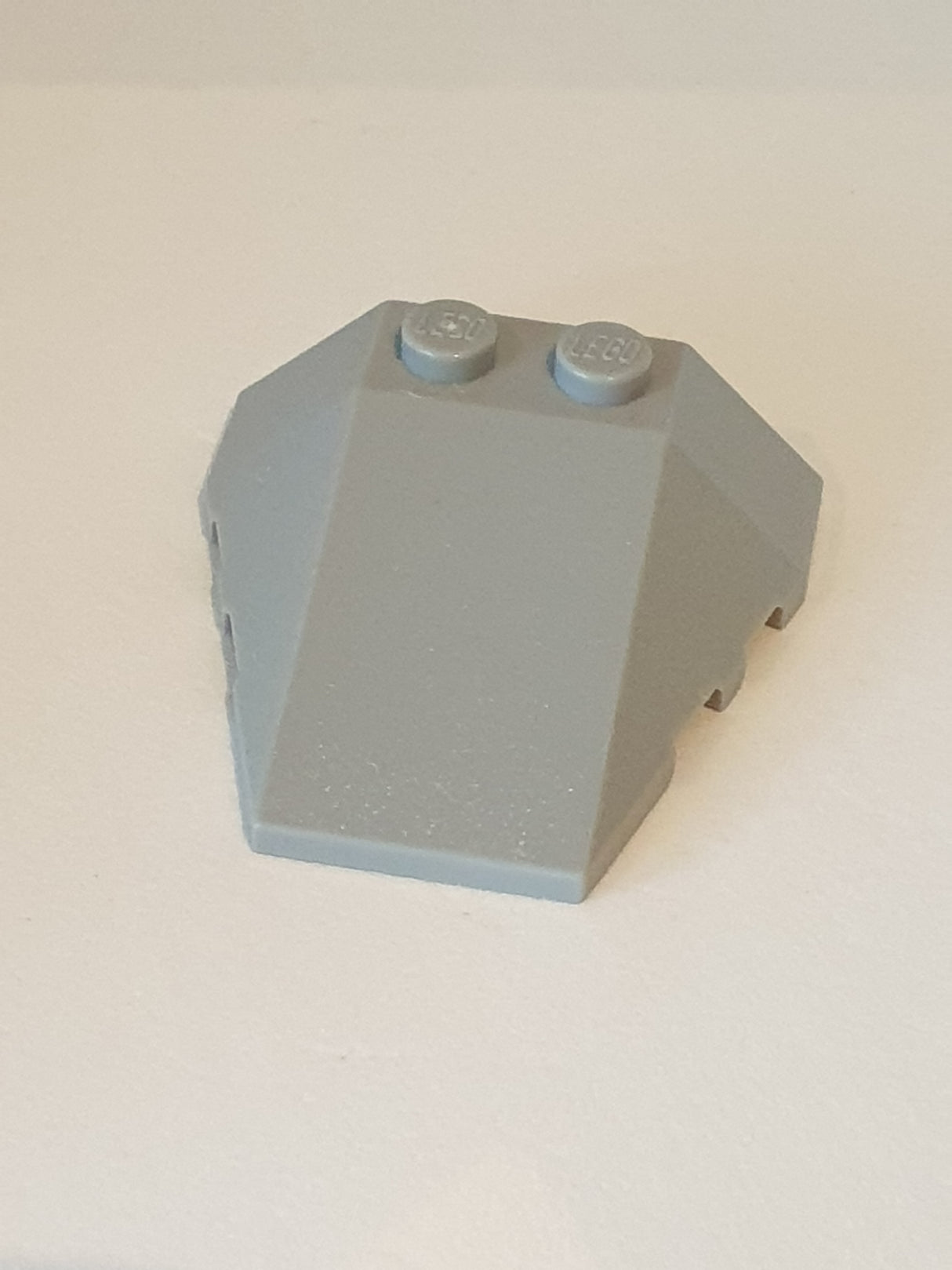 4x4 Keilstein Front mit Noppenkerben neuhellgrau