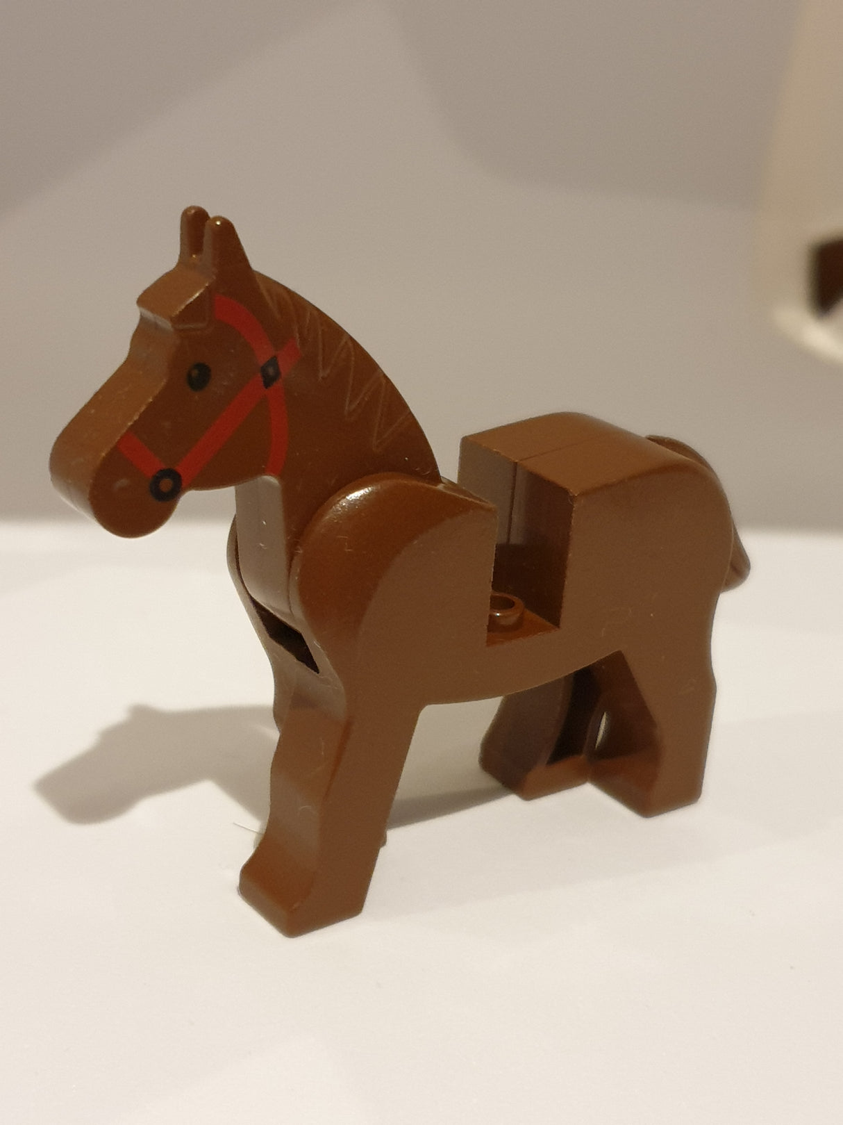 Pferd mit Geschirr altbraun