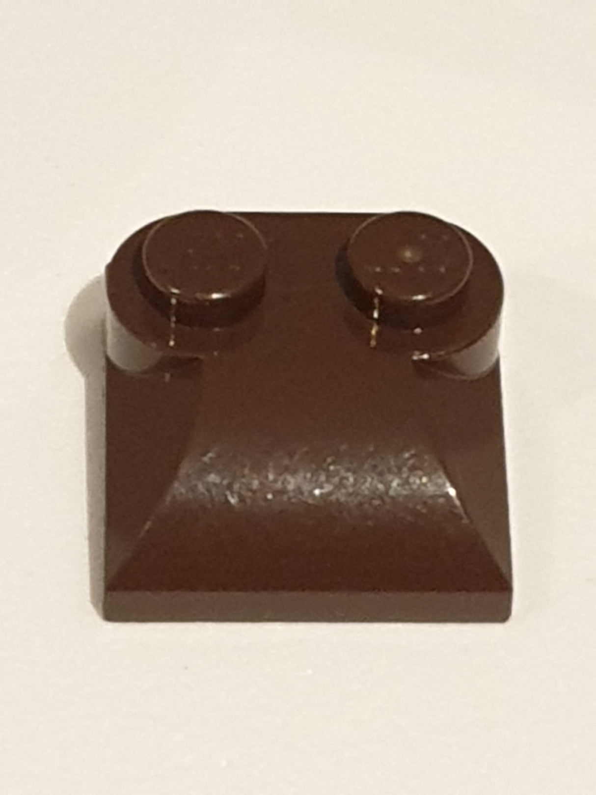 2x2x2/3 modifizierter Stein zwei Noppen, gekrümmt dunkelbraun dark brown