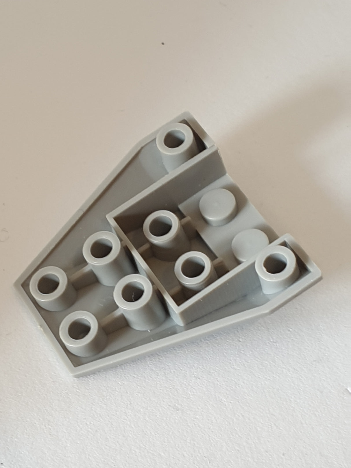 4x4 Keilstein Fahrzeugteil invertiert mit Verbindung zwischen 2 Noppen, neuhellgrau