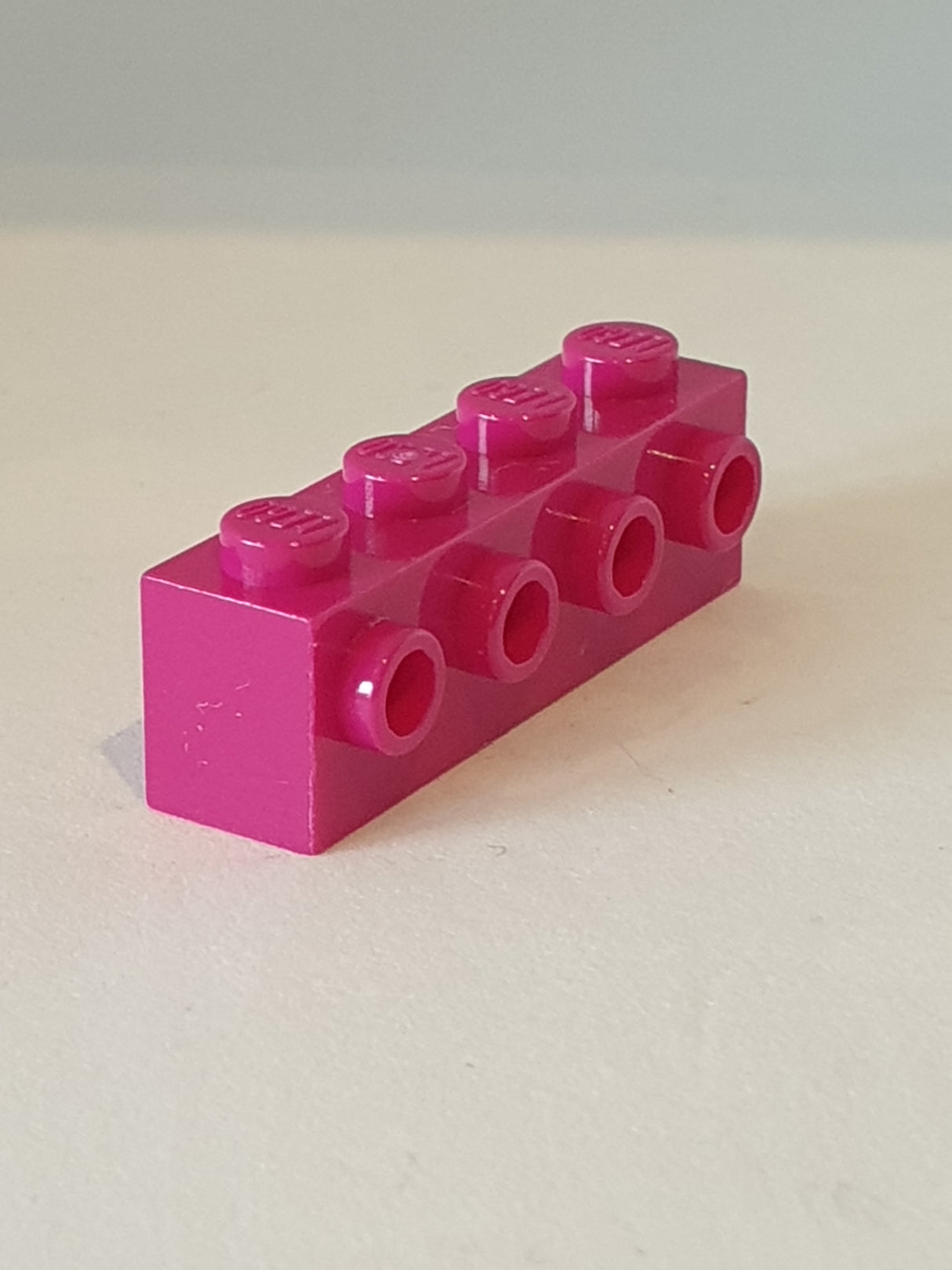 1x4 modifizierter Stein mit 4 Noppen an der Seite magenta