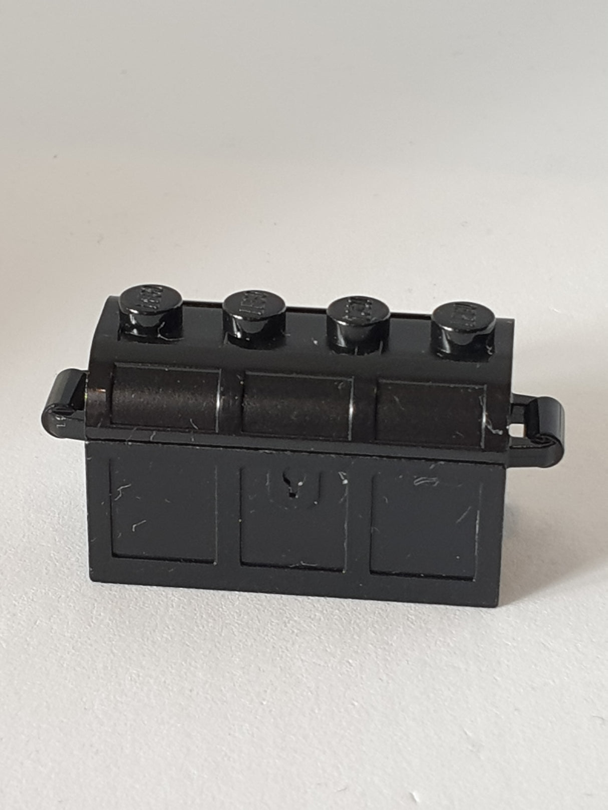 2x4 Truhe mit Deckel mit dickem Scharnier und Slot auf der Rückseite schwarz black
