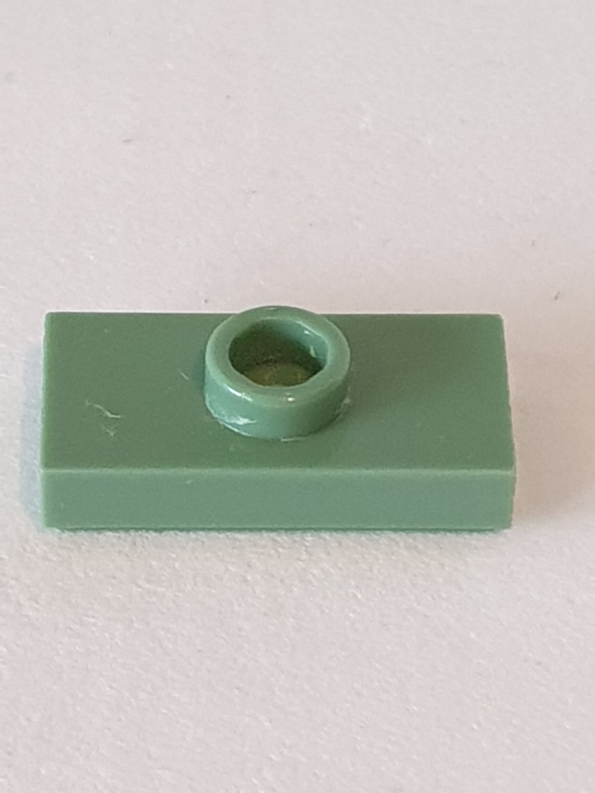 1x2 modifizierte Fliese/Platte mit Noppe mit Nut und Noppenhalter (unten) sandgrün