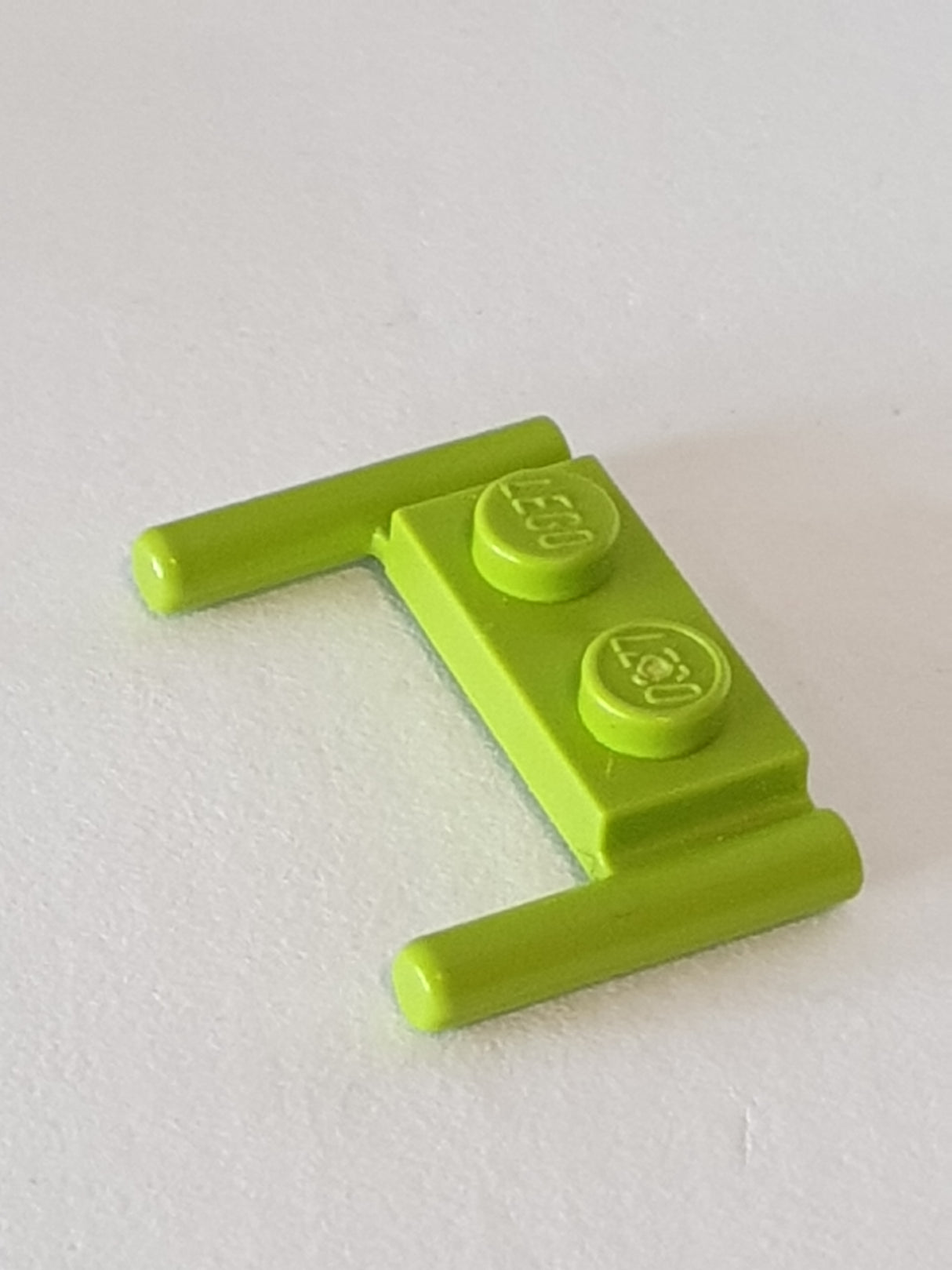 1x2 modifizierte Platte mit Doppelgriff gerade Enden lindgrün