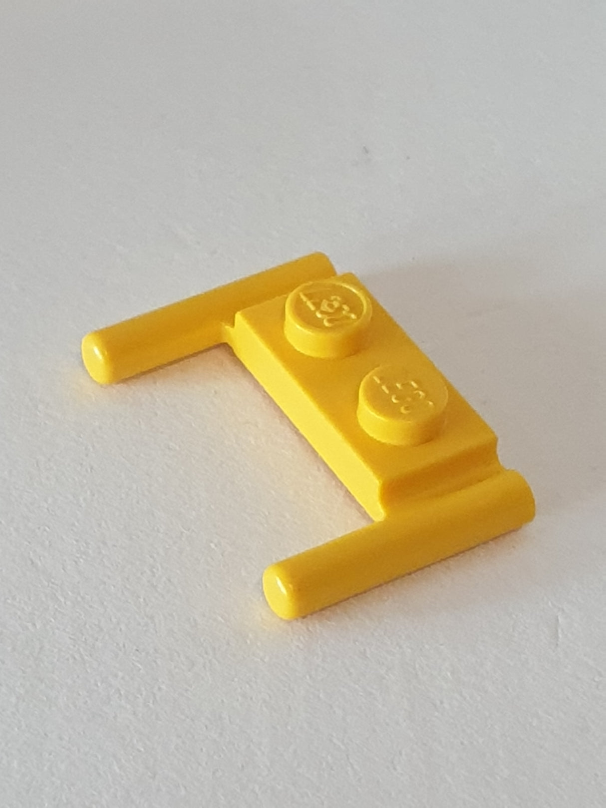 1x2 modifizierte Platte mit Doppelgriff gerade Enden gelb