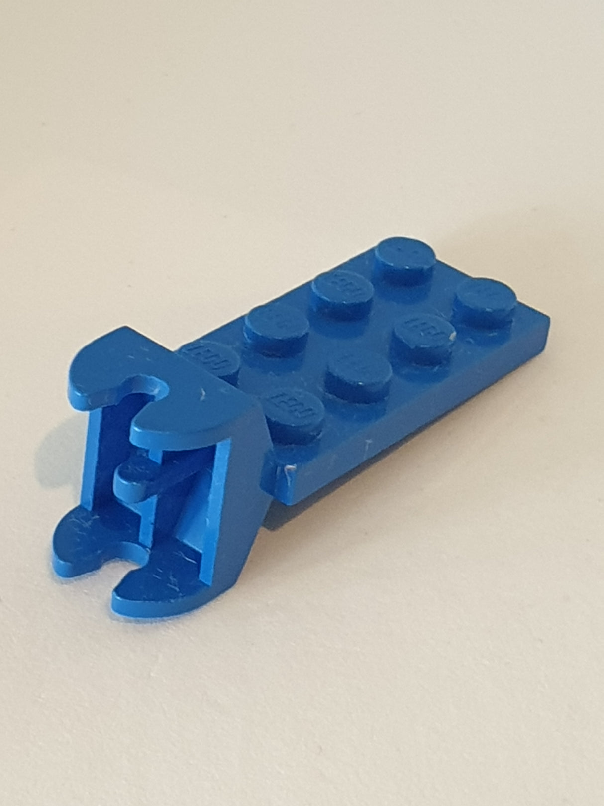 2x4 modifizierte Platte mit Gelenk female weiblich blau