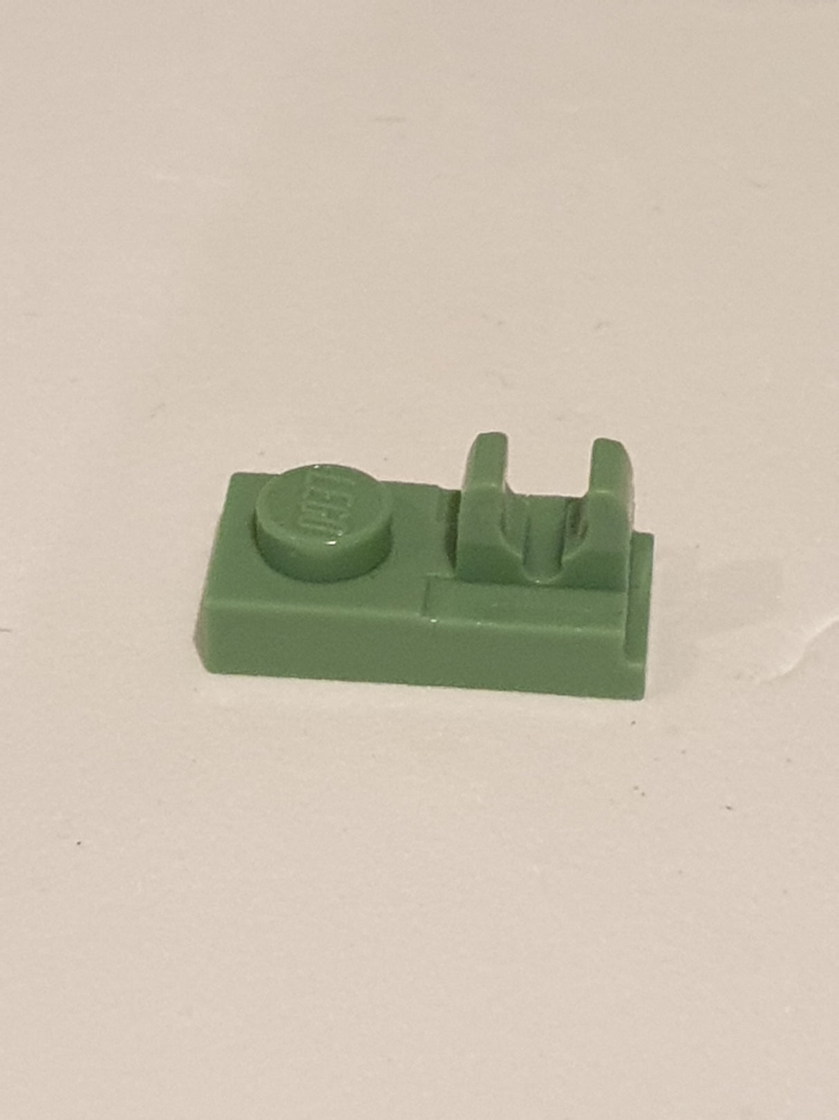 1x2 modifizierte Platte mit Clip oben, mit Schlitz sandgrün sand green