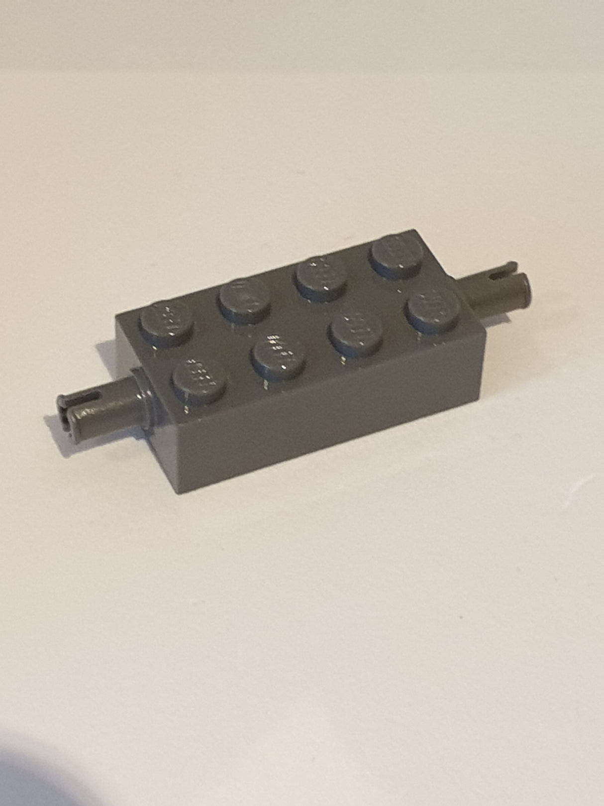 2x4 modifizierter Stein Achse mit 2 Pins neudunkelgrau