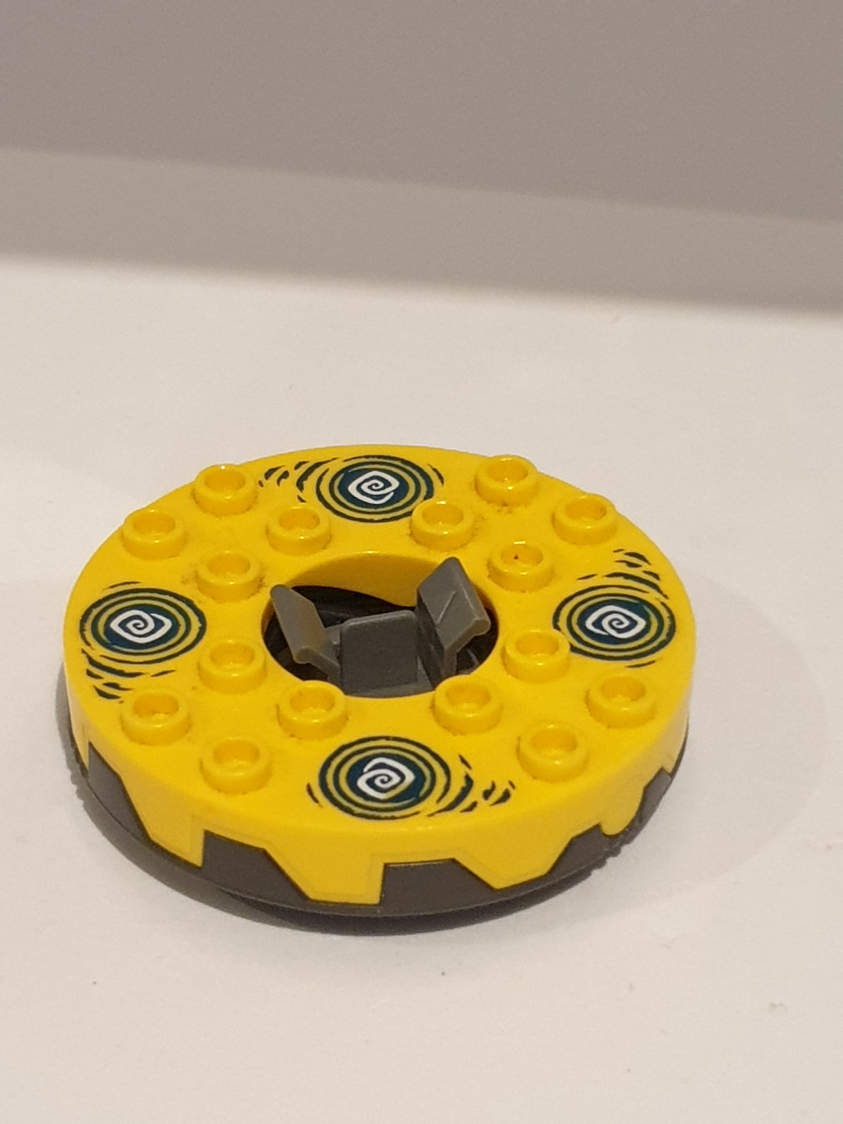 6x6 Ninjago Spinner drehbarer Rundstein bedruckt Top Gelb, pearl dark gray