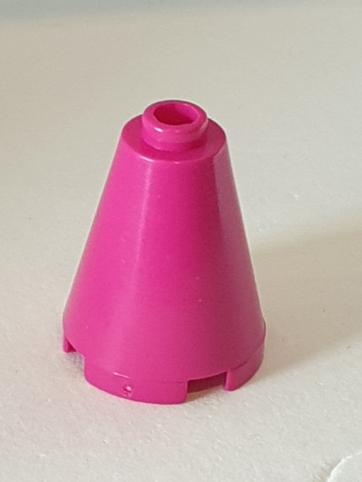 2x2x2 Runder Kegel offene Noppe magenta