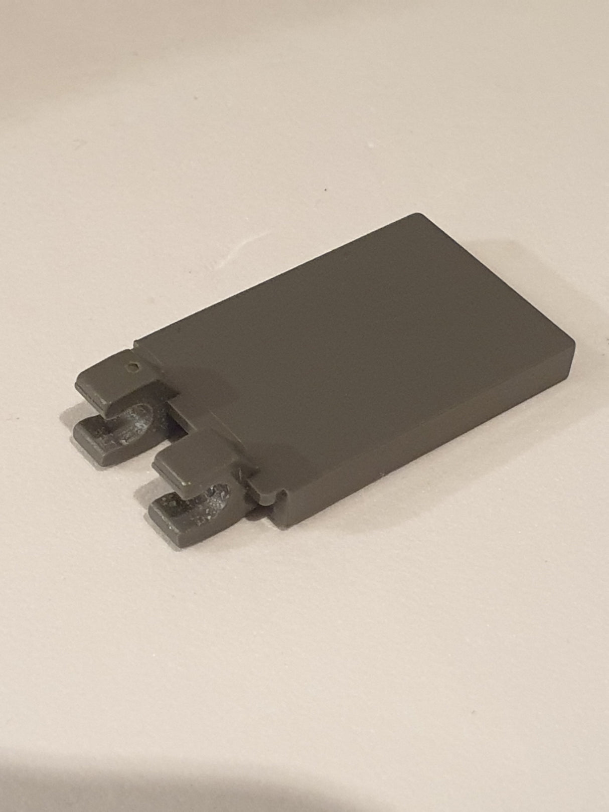 2x3 modifizierte Fliese mit 2 U-Clips neudunkelgrau