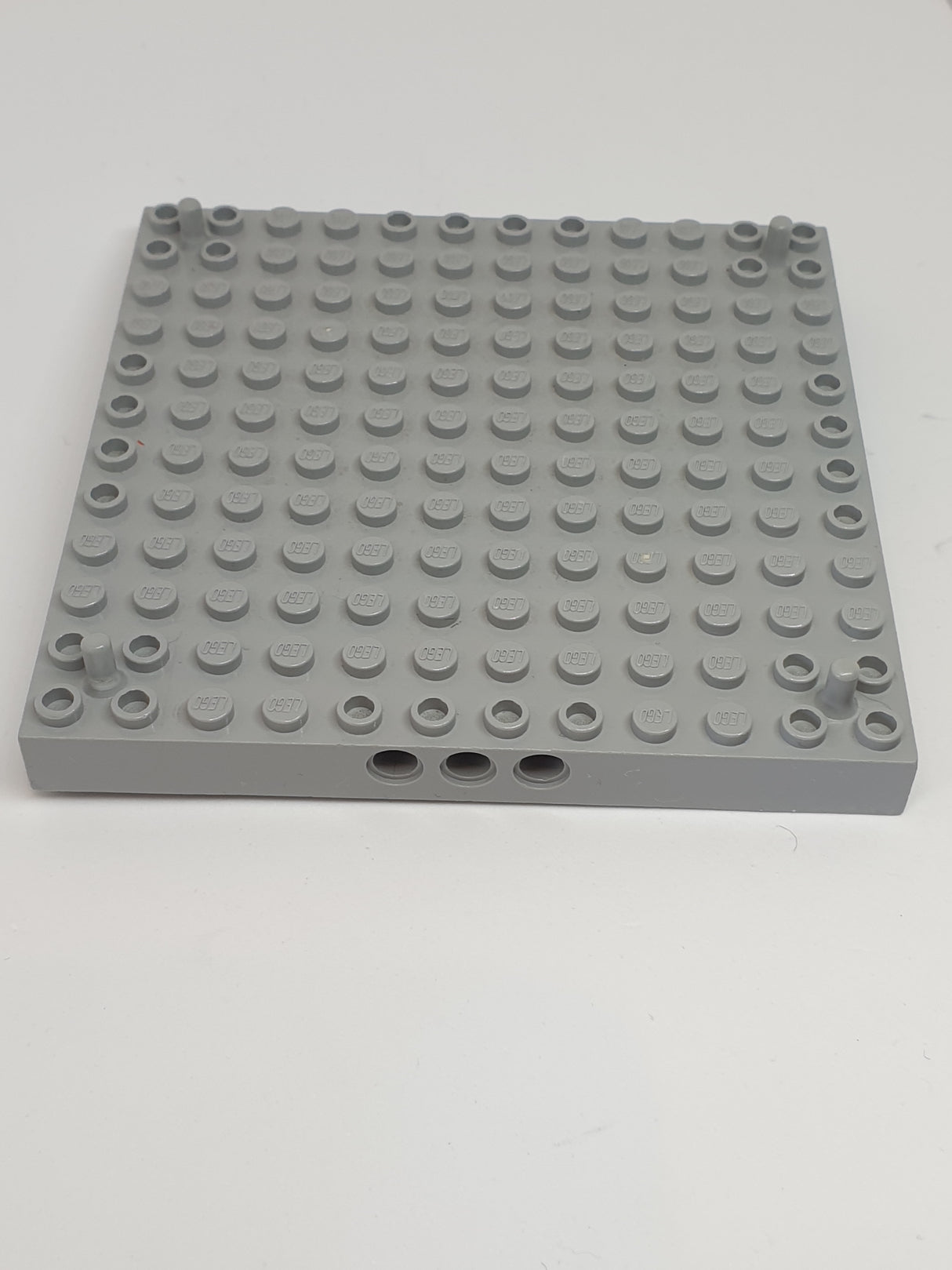 12x12 Stein mit Pin Löchern an der Seite und Achs Haltern neuhellgrau
