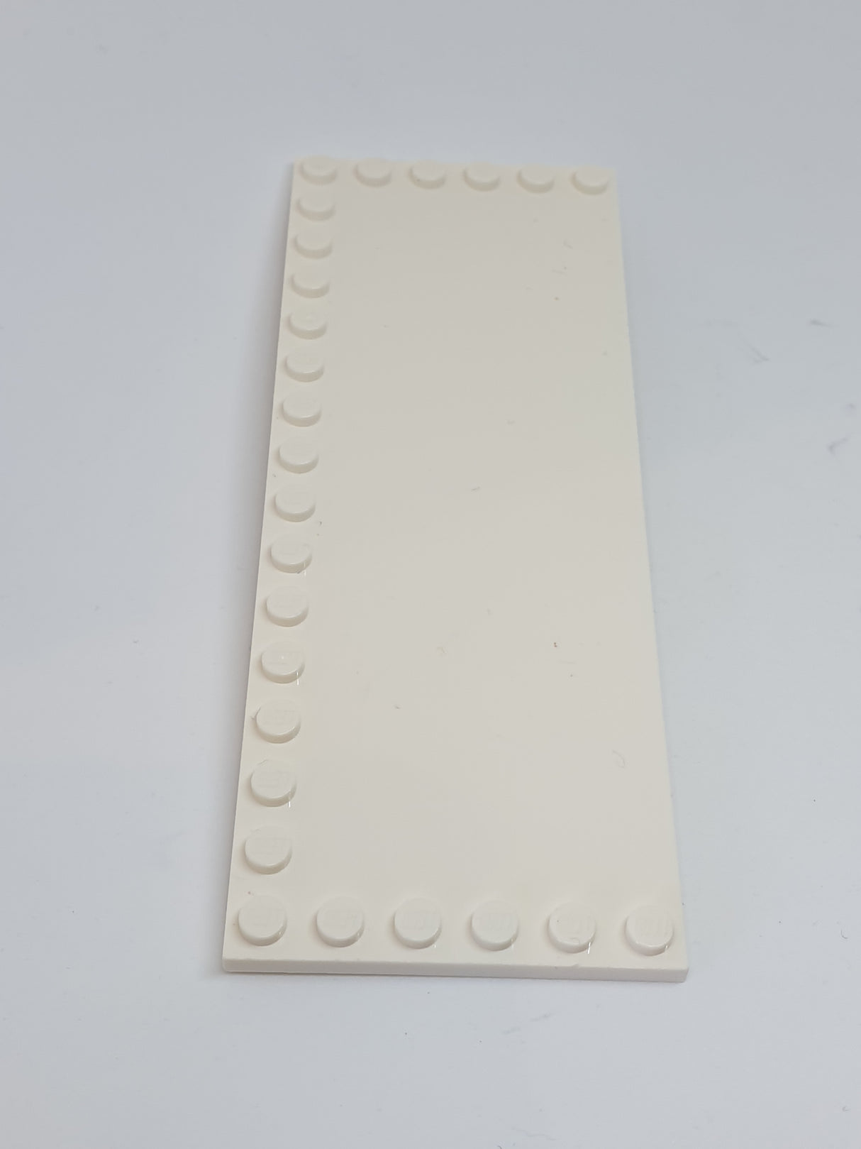 6x16 Fliese modifiziert, mit Noppen auf Ecke weiß white