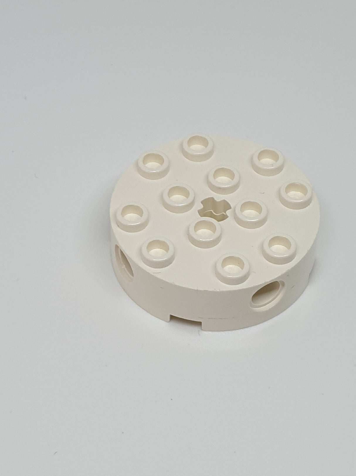 4x4 Technik Rundstein mit 4 Pinlöchern und Achsloch weiß white