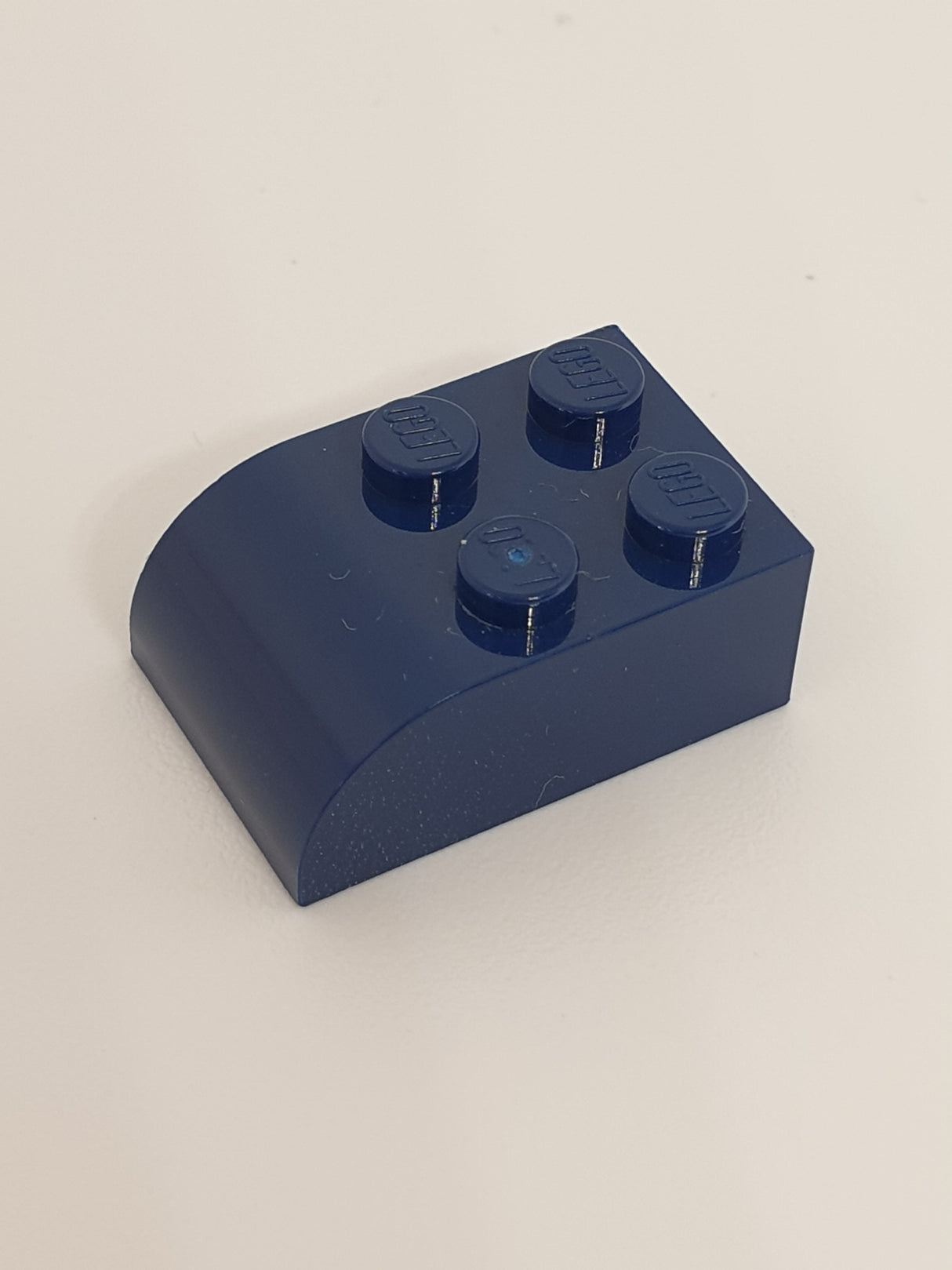 2x3 Stein modifiziert mit gebogenem Oberteil dunkelblau