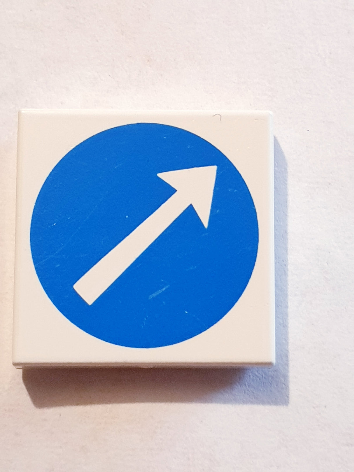2x2 Fliese bedruckt with White Arrow in Blue Circle Pattern