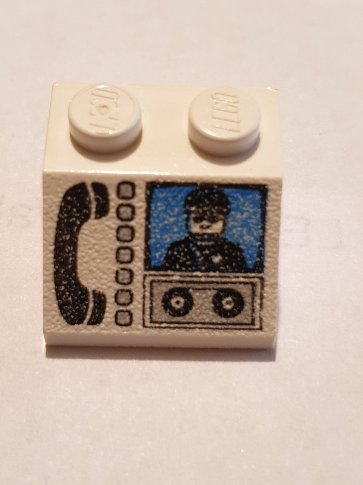 2x2 Dachstein 45° bedruckt with Phone and Minifigure Pattern weiß white
