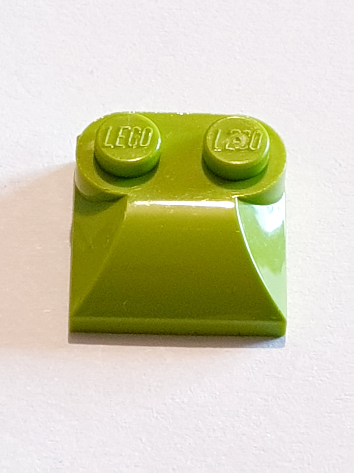 2x2x2/3 modifizierter Stein zwei Noppen, gekrümmt lindgrün