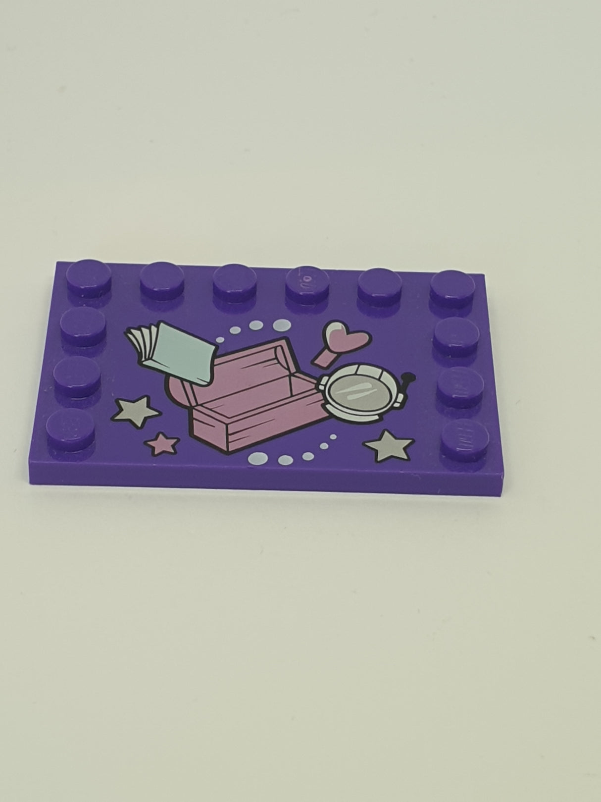 4x6 Fliese modifiziert mit Noppen auf Ecken bedruckt Studs on Edges with Treasure Chest, Space Helmet, and Book schwarz