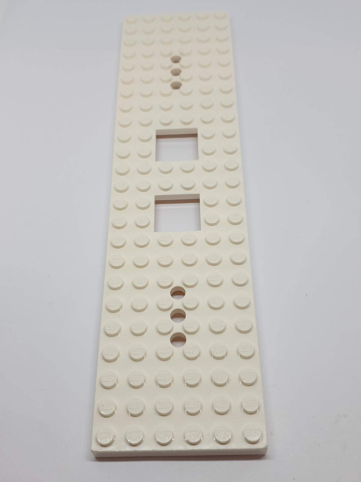 6x24 Zugbasis mit 2x quadartischem Ausschnitt Ausschnitt und 3 Löchern weiß white