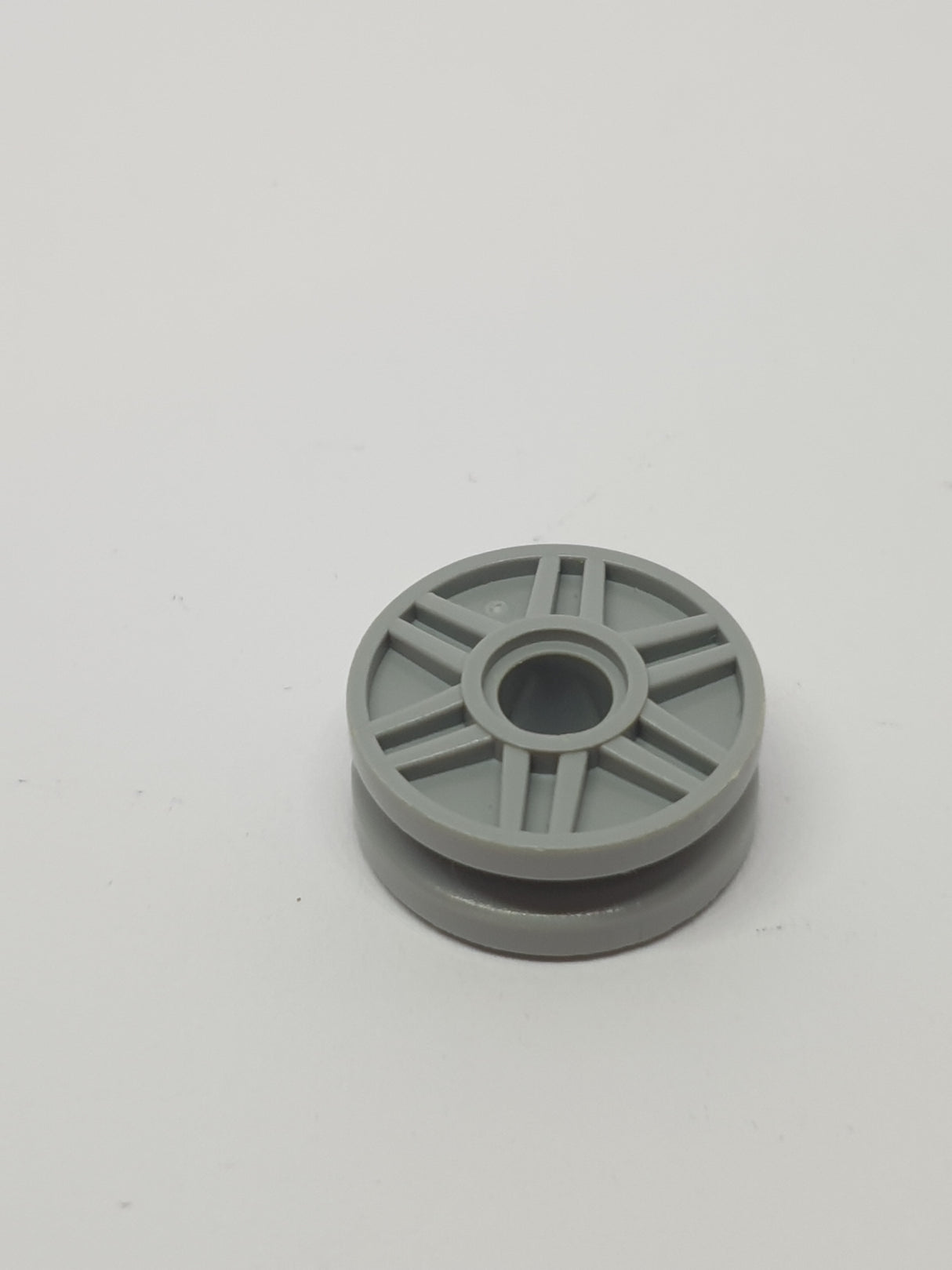 Felge 18x8 Pin Loch with Fake Bolts and Shallow Spokes neuhellgrau