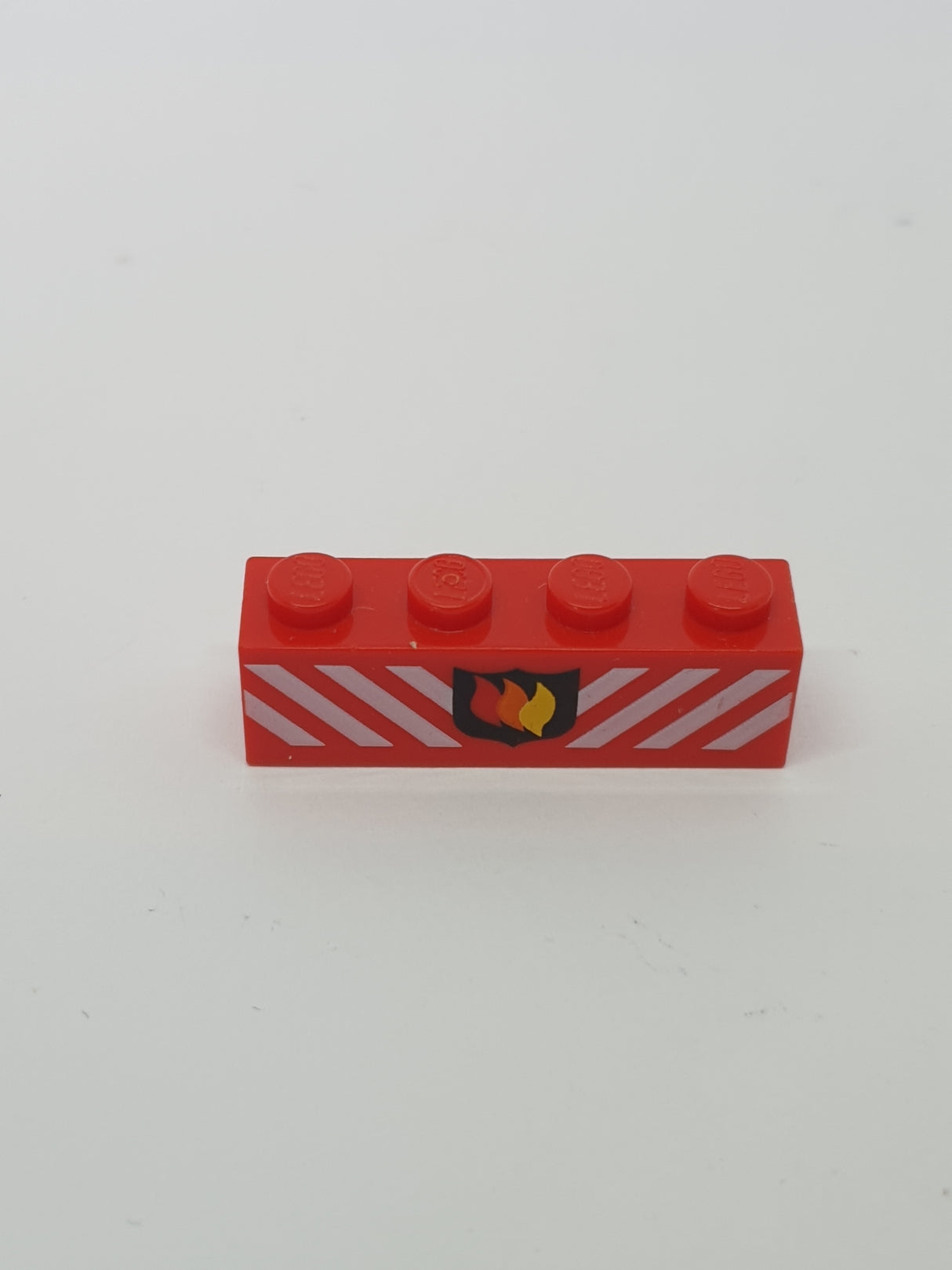 1x4 Stein bedruckt mit Fire Logo Badge and White Diagonal Stripes Pattern rot