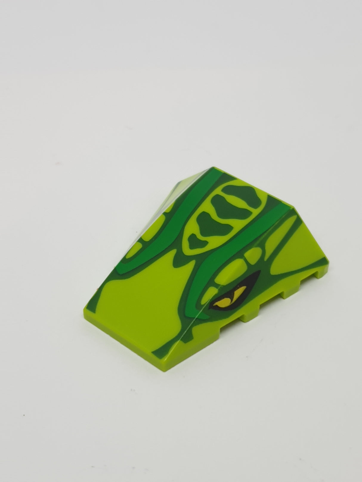 4x4 Keilstein ohne Noppen auf Oberseite bedruckt mit Scales and 2 Yellow Eyes Pattern lindgrün