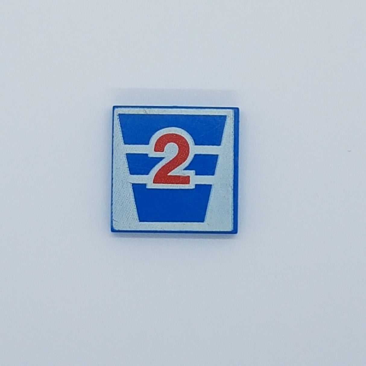 2x2 Fliese bedruckt with Groove with Red Number 2 on White Stripes Pattern blau