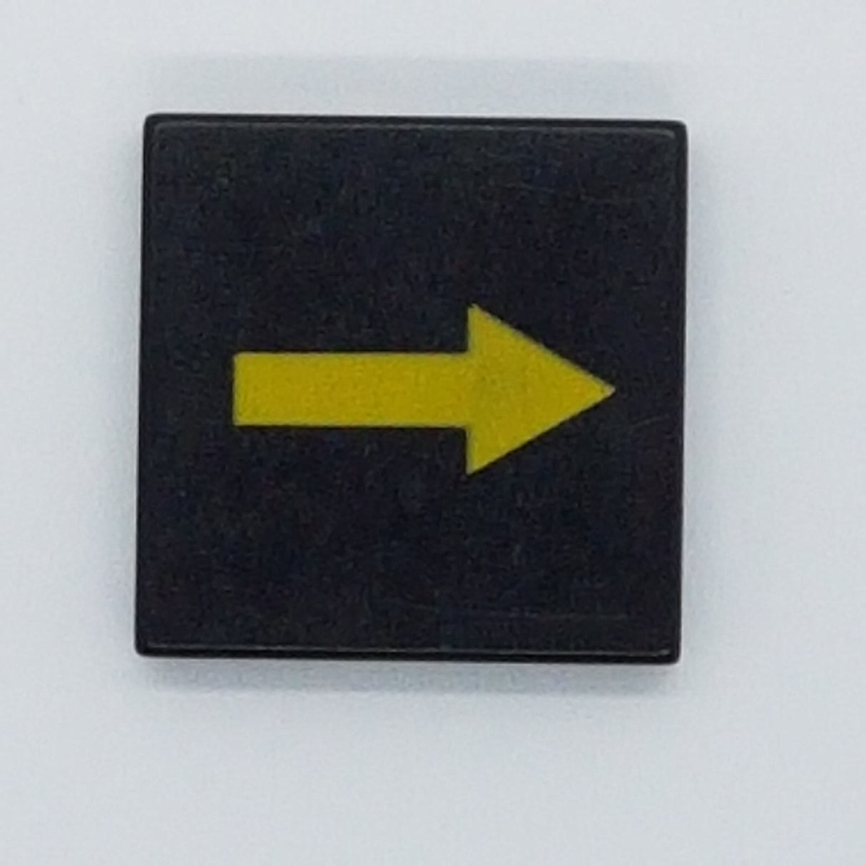 2x2 Fliese bedruckt with Groove with Arrow Thin Yellow without Black Border Pattern schwarz black