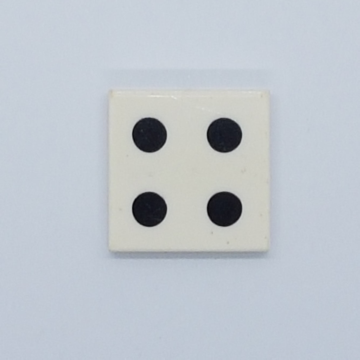 2x2 Fliese bedruckt with Groove with 4 Black Dots Pattern weiß white