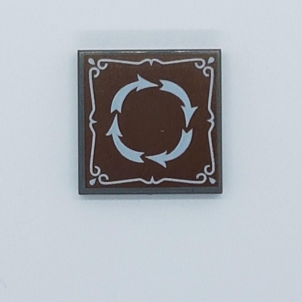 2x2 Fliese bedruckt with Groove with 4 White Arrows in Circle and Border on Reddish Brown Background Pattern neudunkelgrau