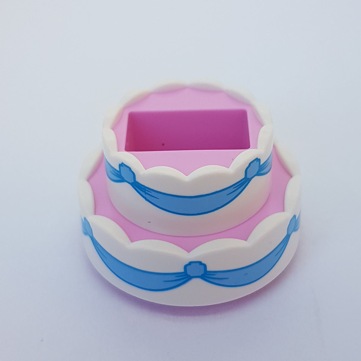 Utensil Kuchen, Doppelschicht mit weißer Glasur und hellblauem Ribbons-Muster rosa bright pink bright pink